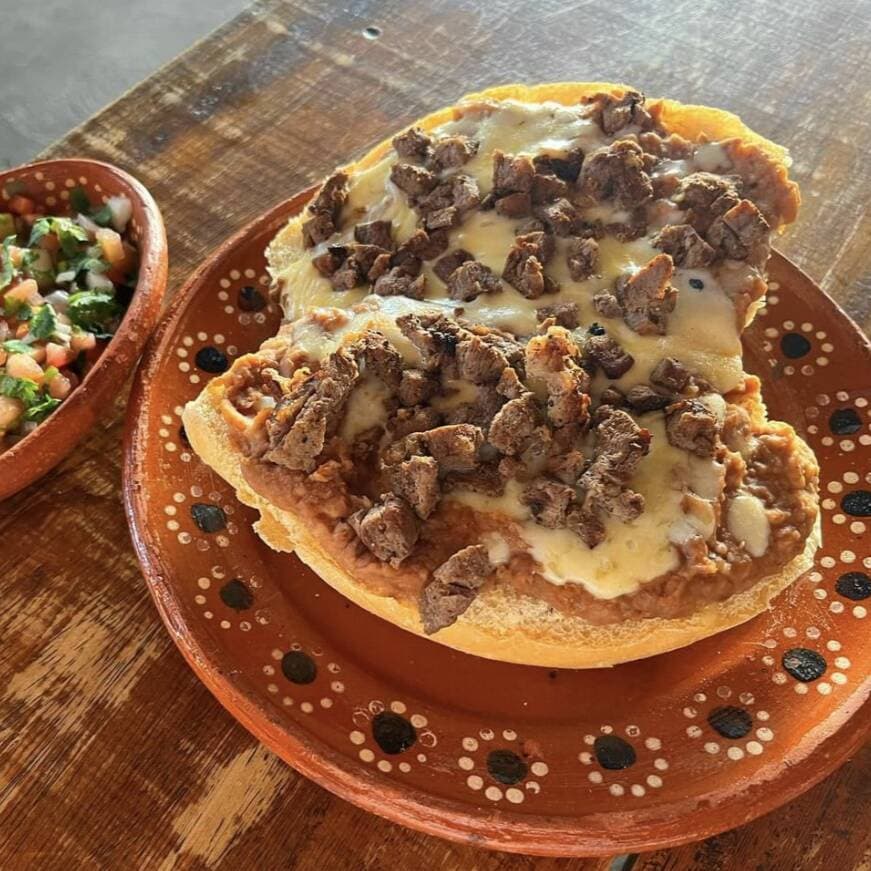 Molletes c Asada/Jugo de Naranja o Café de Olla