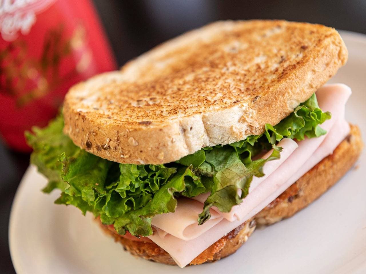 1 Sándwich Tradicional + 1 Chocolate Frío