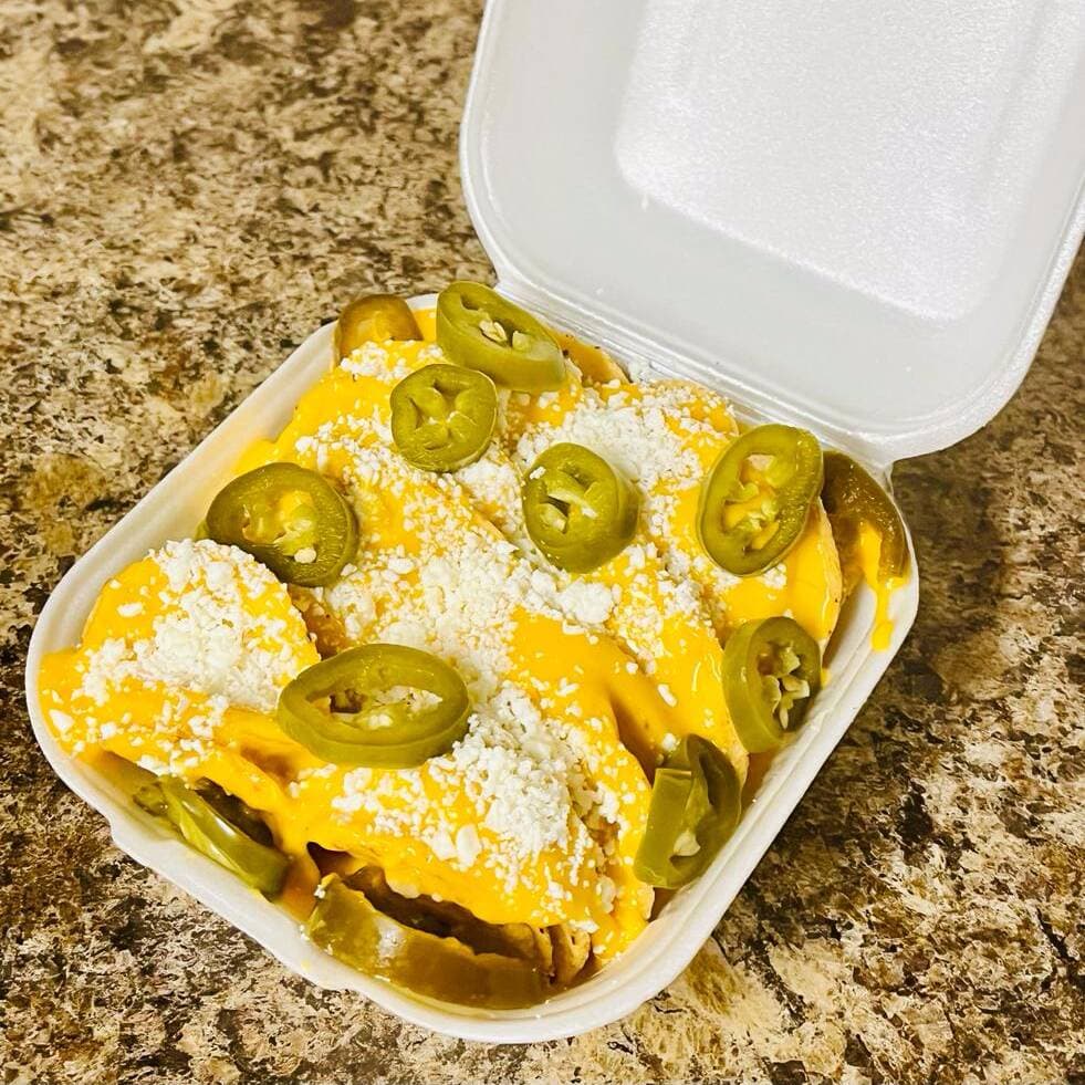 NACHOS CON QUESO.