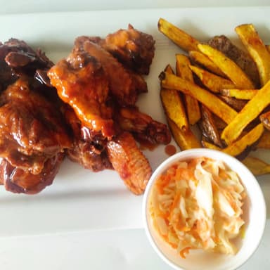 COSTILLA 400 Grm. + 8  ALITAS BBQ