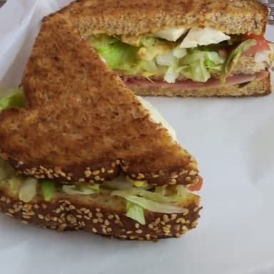 Sandwich de Salami y Queso Gratinado