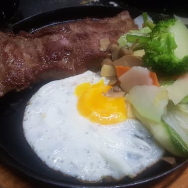 63.Lomito Especial al Ajillo con Verduras al Vapor