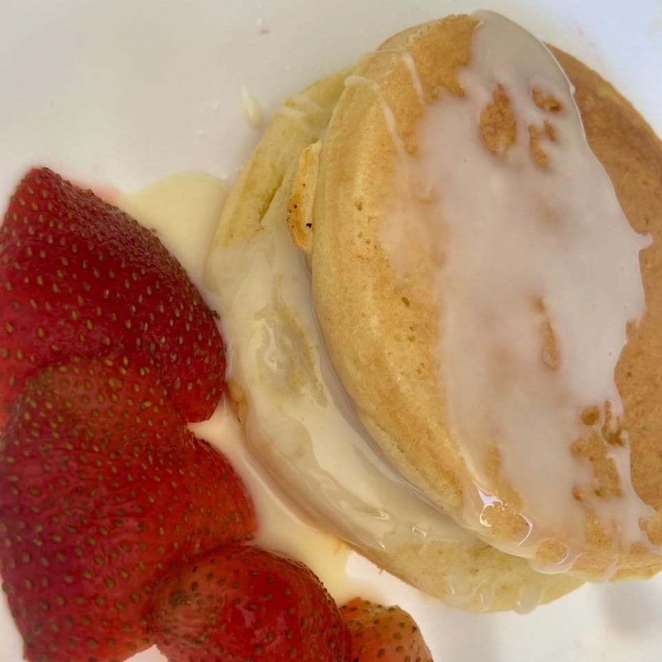Hotcakes lechera con fresa