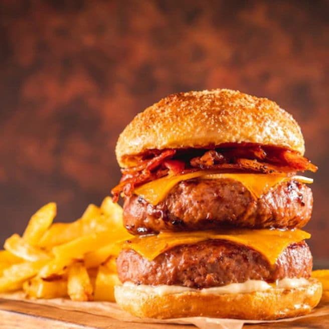 Burguer TRIPLE CARNE con porción de papas fritas