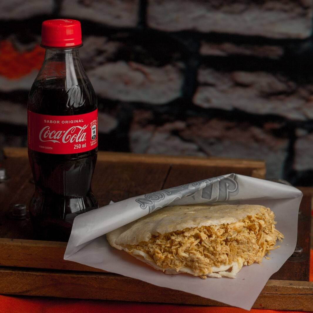 Combo Arepa Mechuda + Bebida