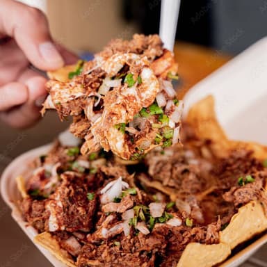 CHILAQUILES CON BIRRIA