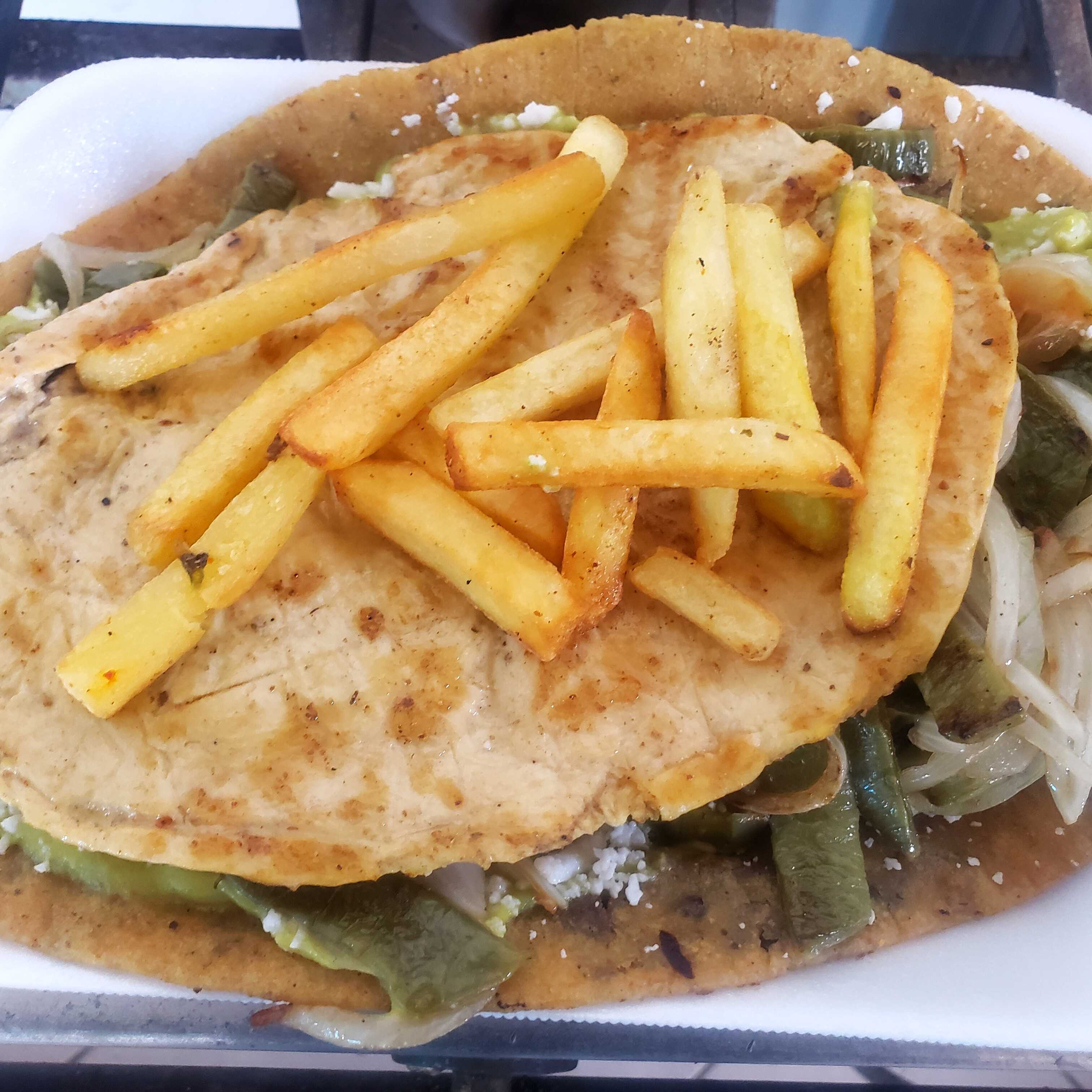 Huarache de Pollo,longaniza