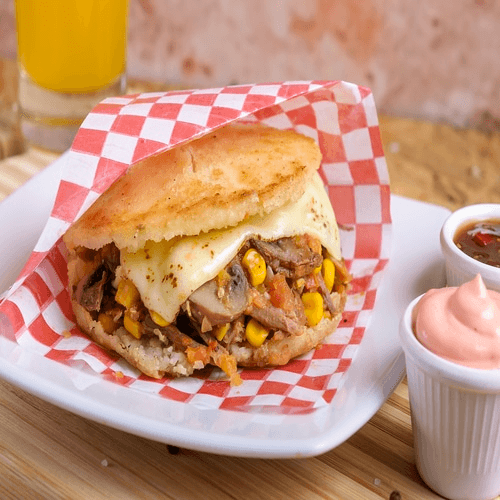 Arepa Desmechada Carne