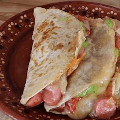 Quesadilla De Salchicha Americana.