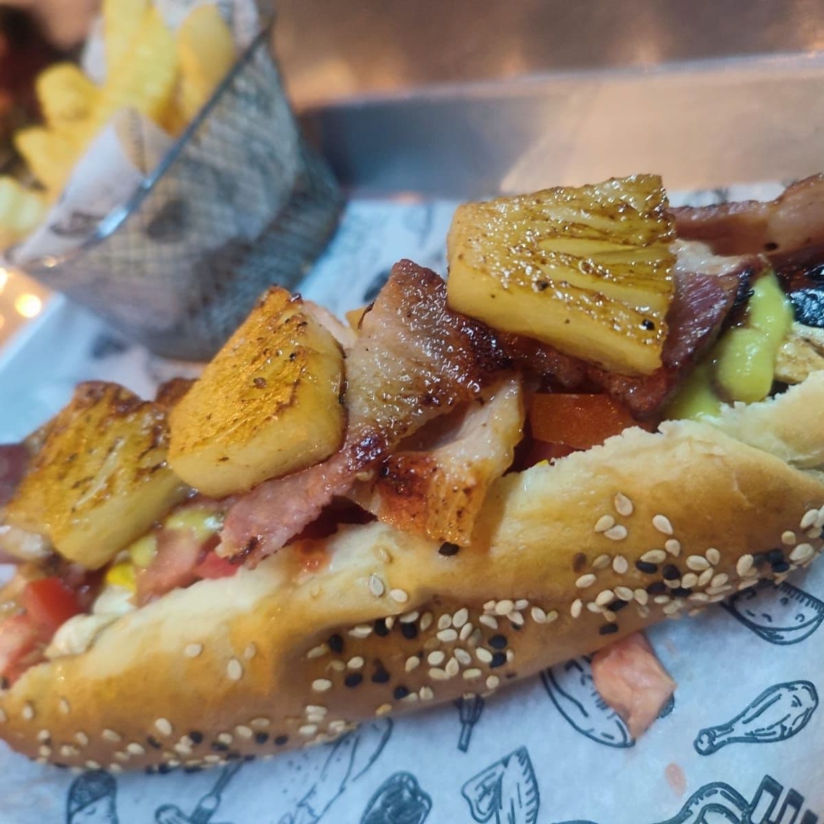 Hot Dog Jumbo Hawaiano más Papas