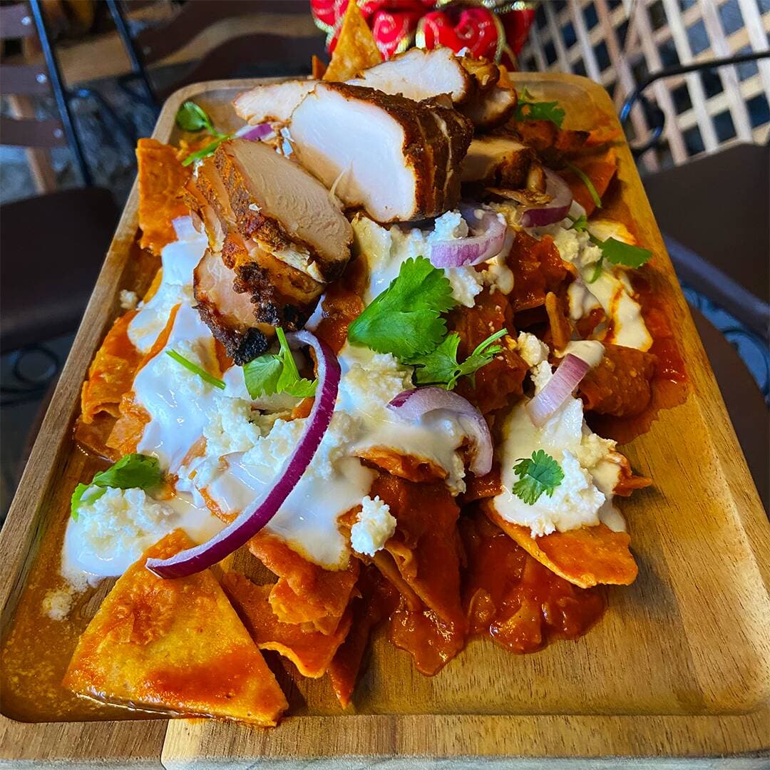 Chilaquiles Rojos con Pechuga