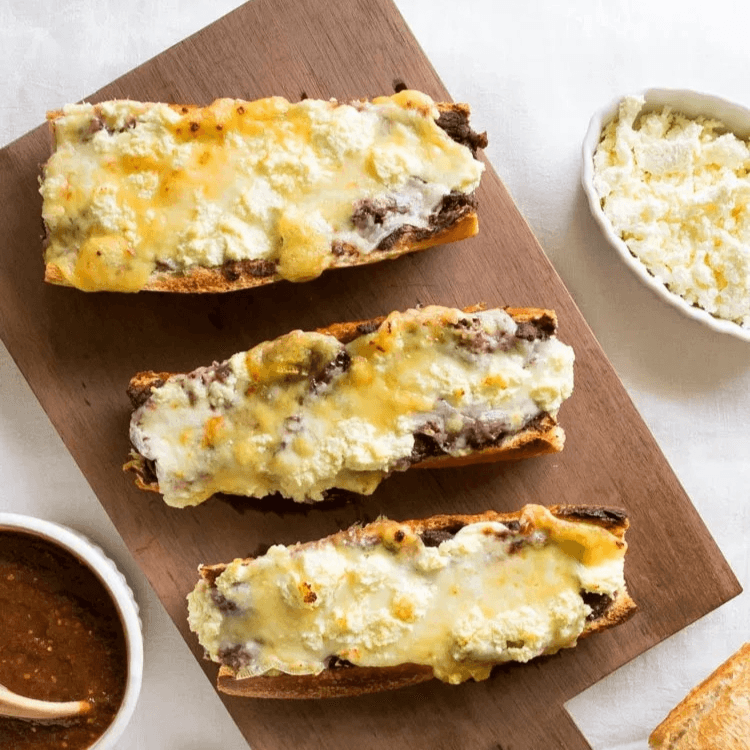 Molletes de 3 Quesos
