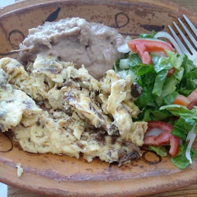 Combo huevo con machacado y 1 Coca Cola