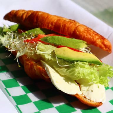 Croissant con bebida fresca