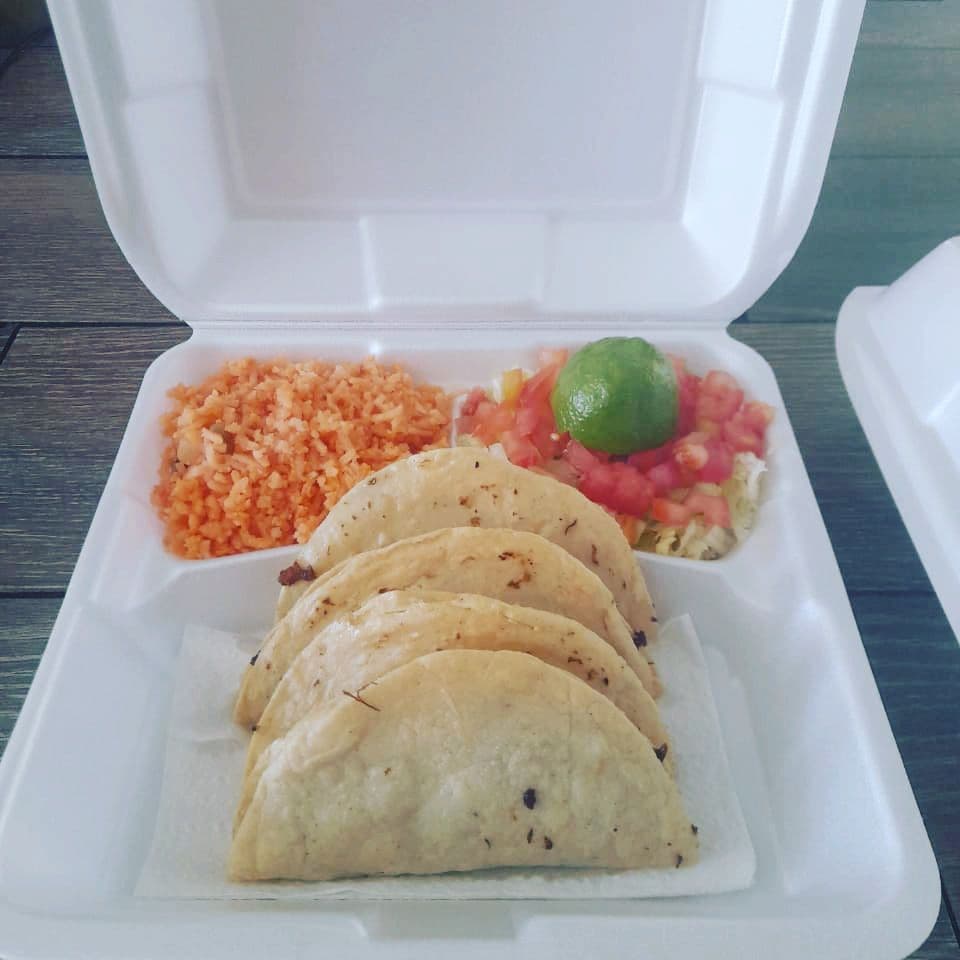 Tacos dorados de carne deshebrada