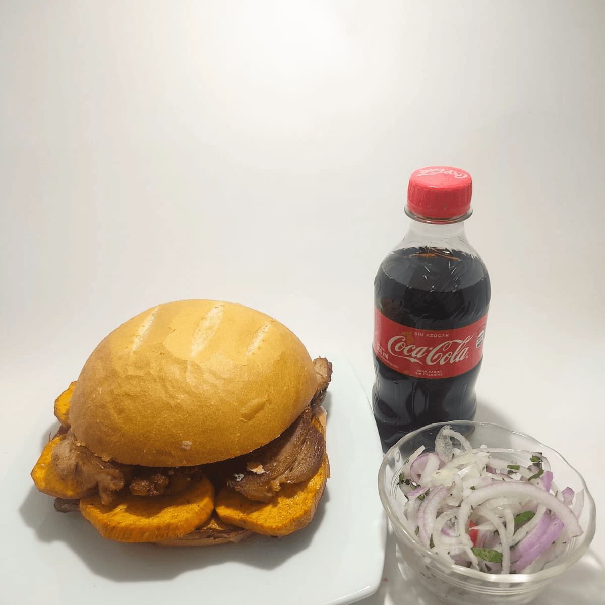 Pan con Chicharrón y Coca Cola