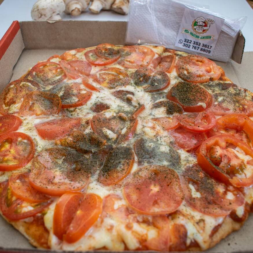 Pizza Salami, Tomates, Champiñones 30cm