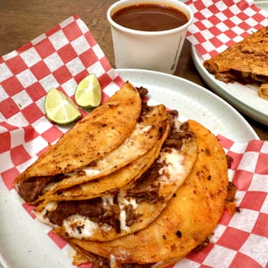 Taco de Maíz con Birria de Res
