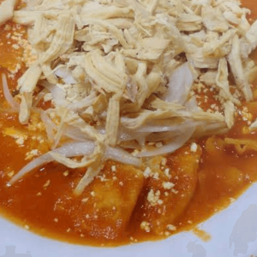 Combo de Chilaquiles Rojos con Pollo