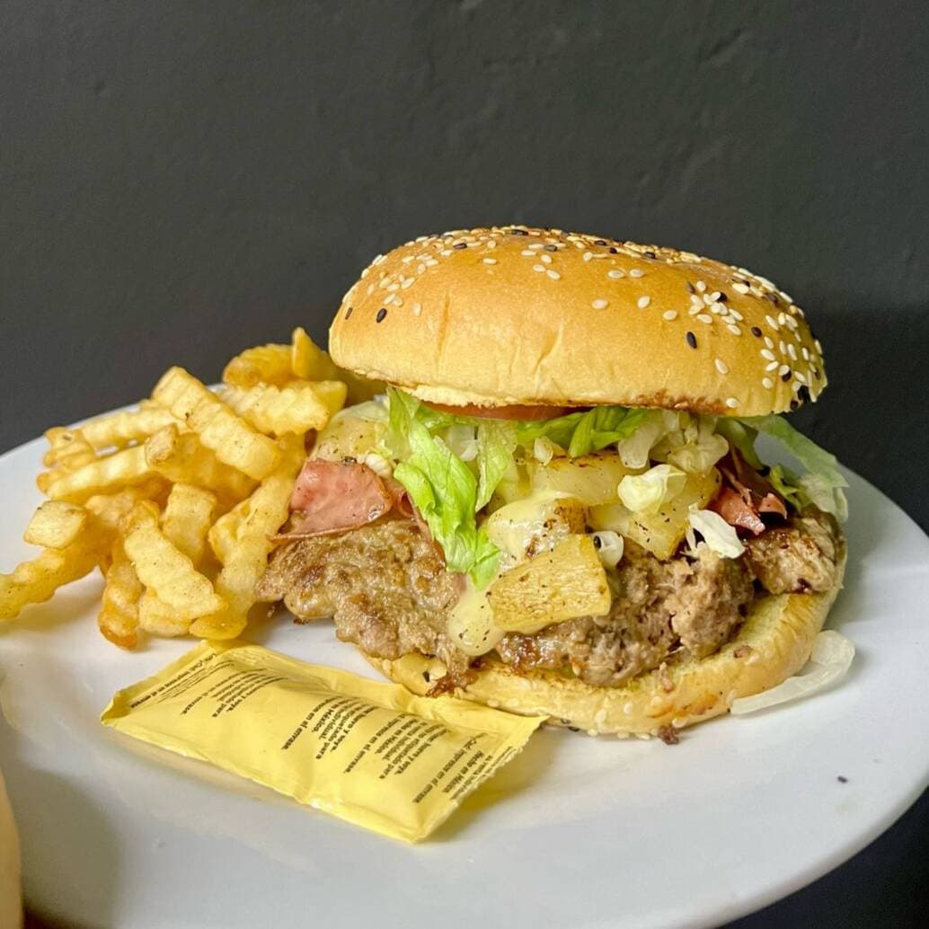 Hamburguesa hawaiana con papas