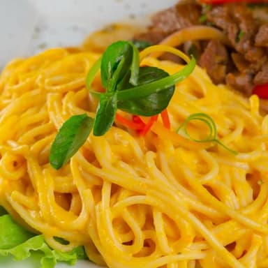 Bowl de Spaghetti a la Huancaína y 3 Panes Ajo