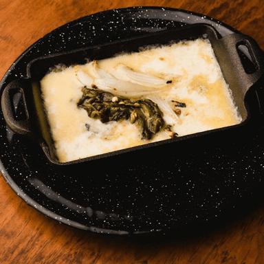 Queso Fundido con Chilaca y Cebollita