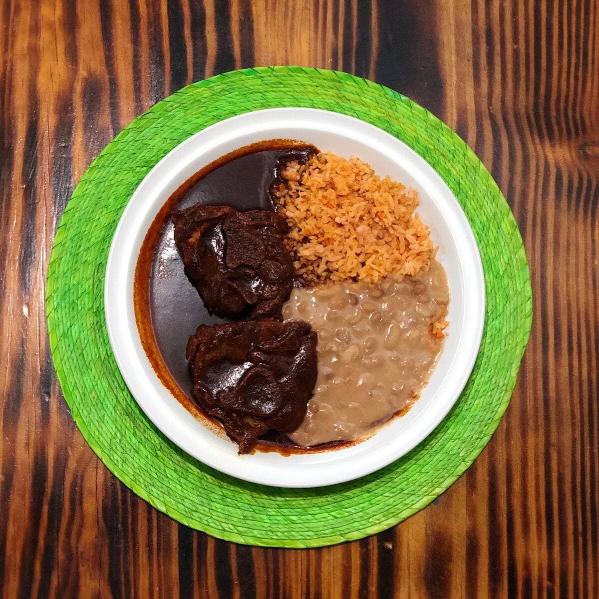 MOLE ROJO CON  COSTILLA DE CERDO