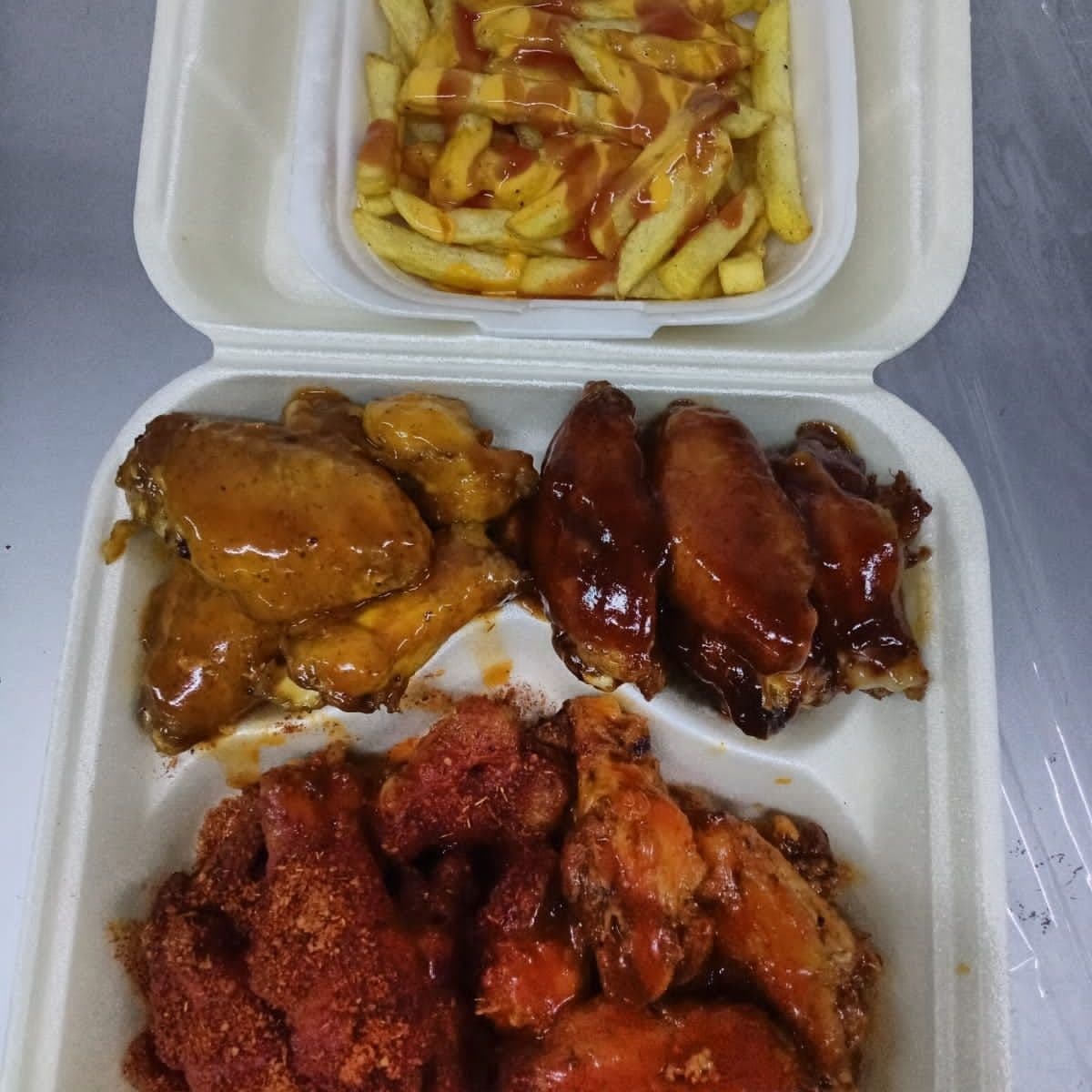 24 Alitas. Papas .
