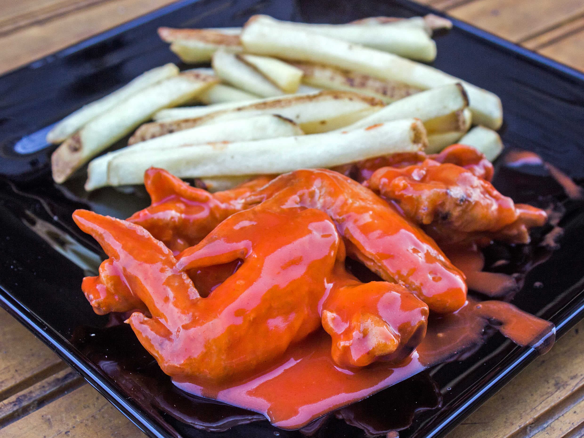 Alitas con Papas Francesa