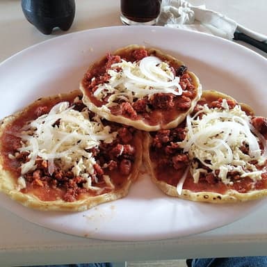 Picadas (orden de 3) de Frijol con Longaniza