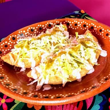 QUESADILLA DE MAIZ FRITA C/ CARNITA EN SALSA VERDE