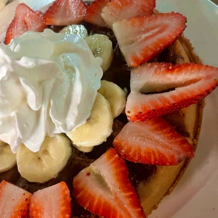 Waffle de Nutella, Fresas, Plátano y Crema Batida