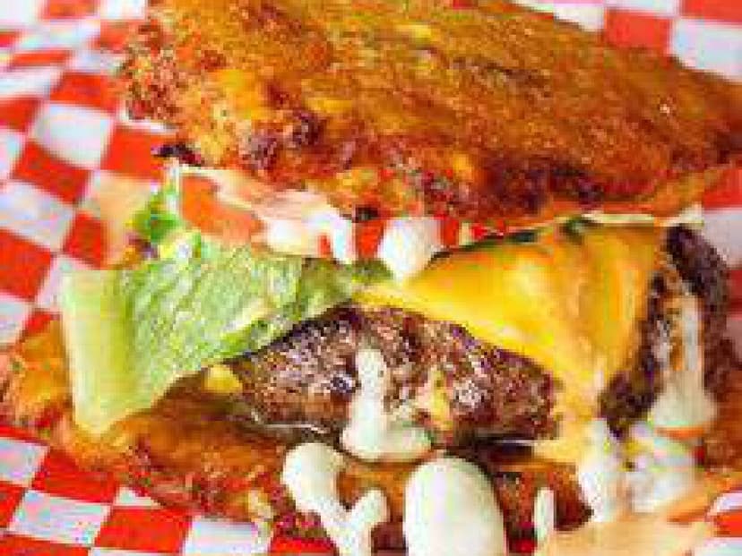 Arroz Wok y Patacon Llanero (Hamburguesas de Patacon)