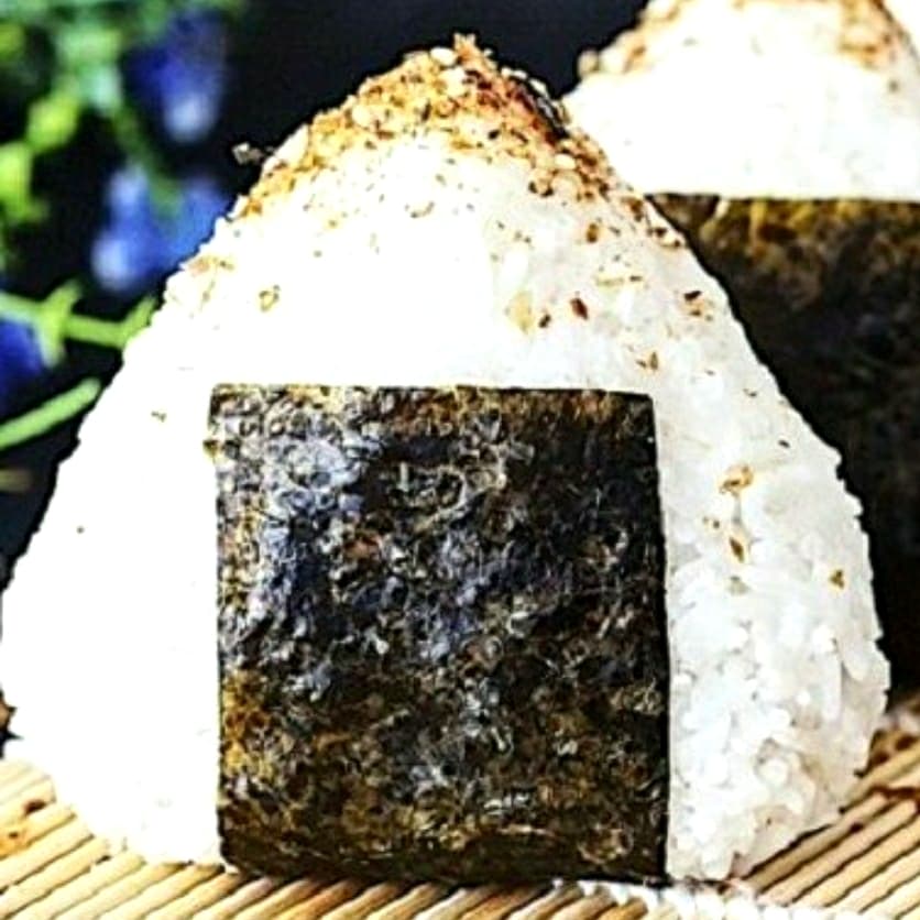 Oniguiri con aderezo de tampico