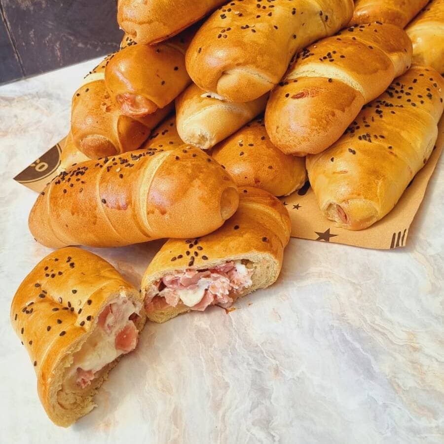 Cachito de Jamón y Queso Crema
