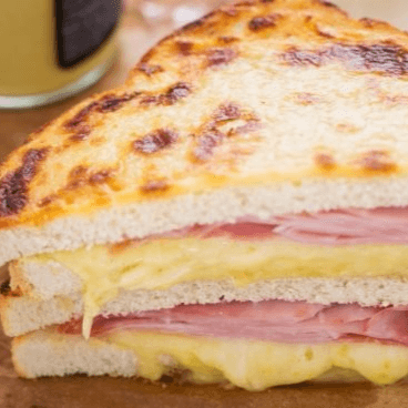 Sandwich Clasico + jugo natural 16 onz