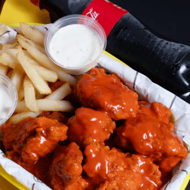 15 Boneless con Papas y Refresco