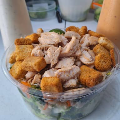 Ensalada Grande + Agua de Jamaica