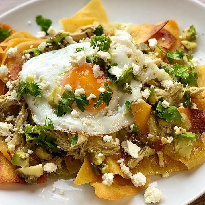Chilaquiles verdes con pollo y huevos