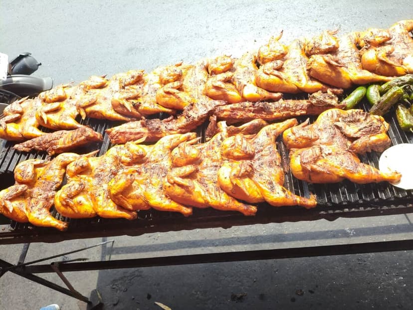 POLLO Y CORTES DE CARNE AL CARBON
