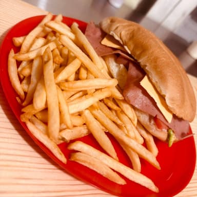 Jamon con Queso Amarillo y  Papas Fritas