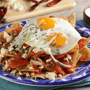 Chilaquiles rojos con huevos y tocino