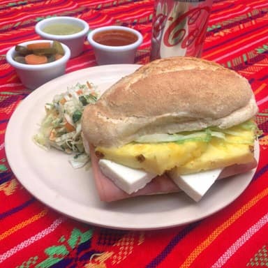 TORTA HAWAIANA-JAMON, QUESO BLANCO Y PIÑA ASADA
