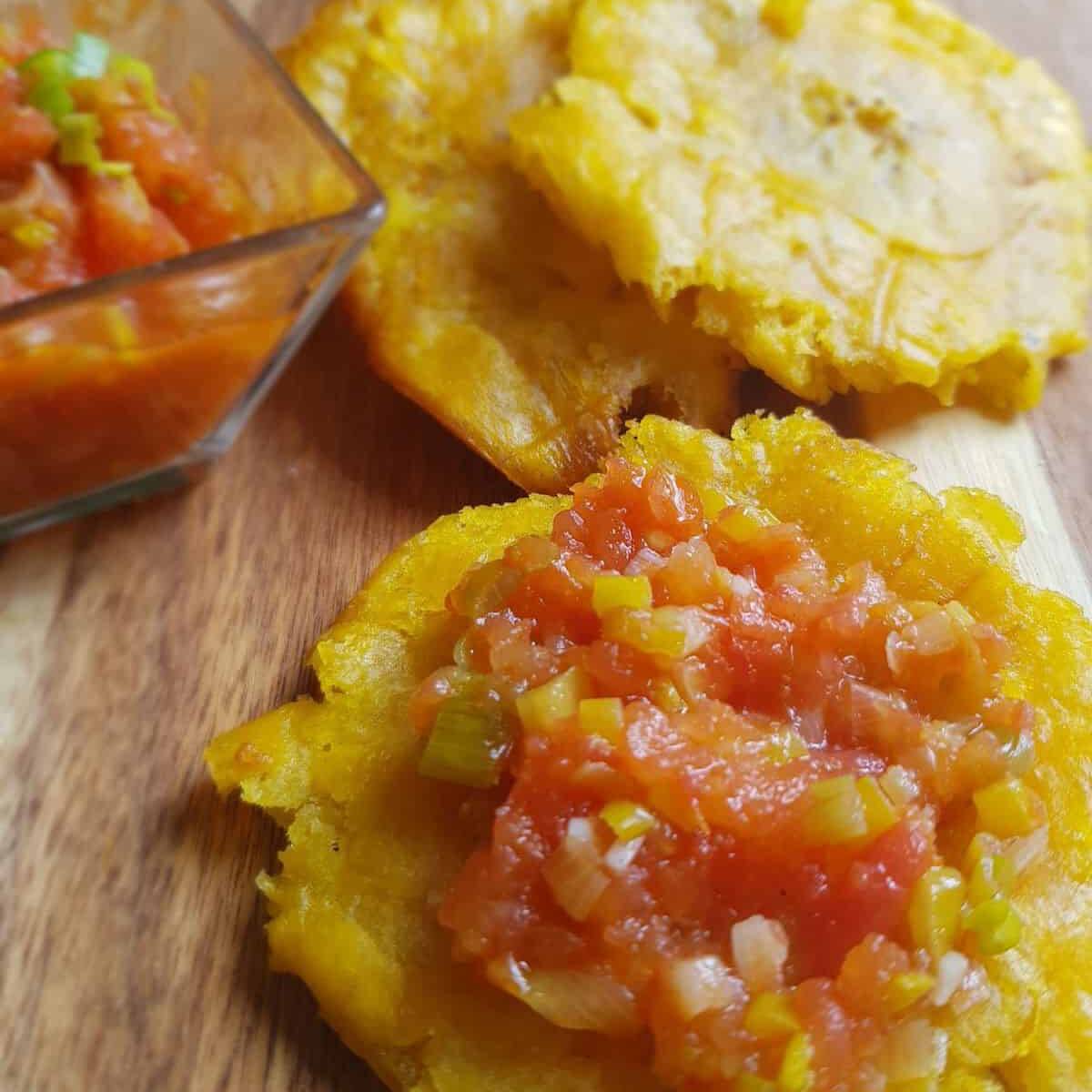 Patacón con Hogao