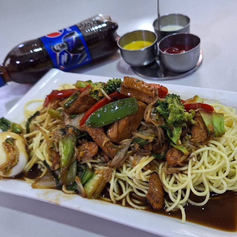 Tallarín saltado de pollo más Pepsi