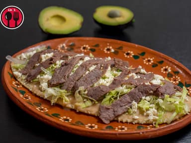 Huaraches con Cecina Adobada