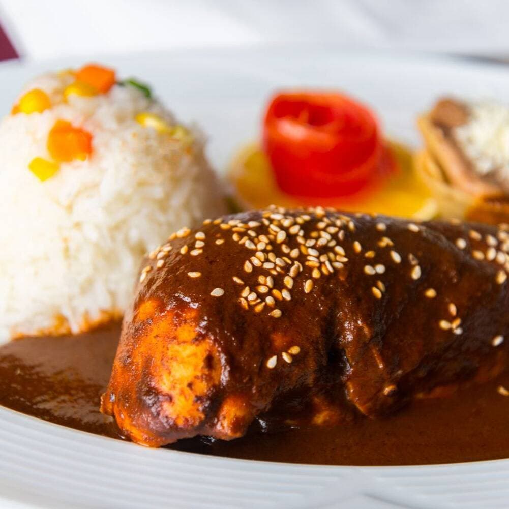Pollo en Mole Poblano + 3 Complementos