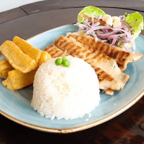 Filete de Pescado con Arroz y Yuca