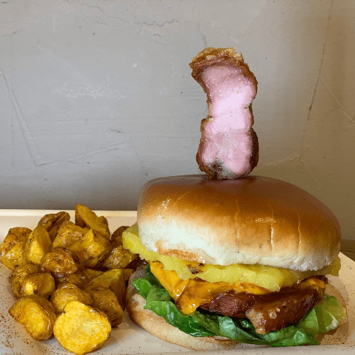 Hamburguesa de chicharrón con papas