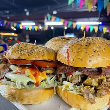 Hamburguesa combinada al carbón